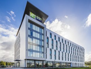 Chapman Taylor’s new 220 bedroom Holiday Inn Express, built off-site from purpose built steel shipping containers, has been completed at Manchester’s Trafford City. It is the first hotel in the North West to be built using this particular type of volumetric modular construction.
